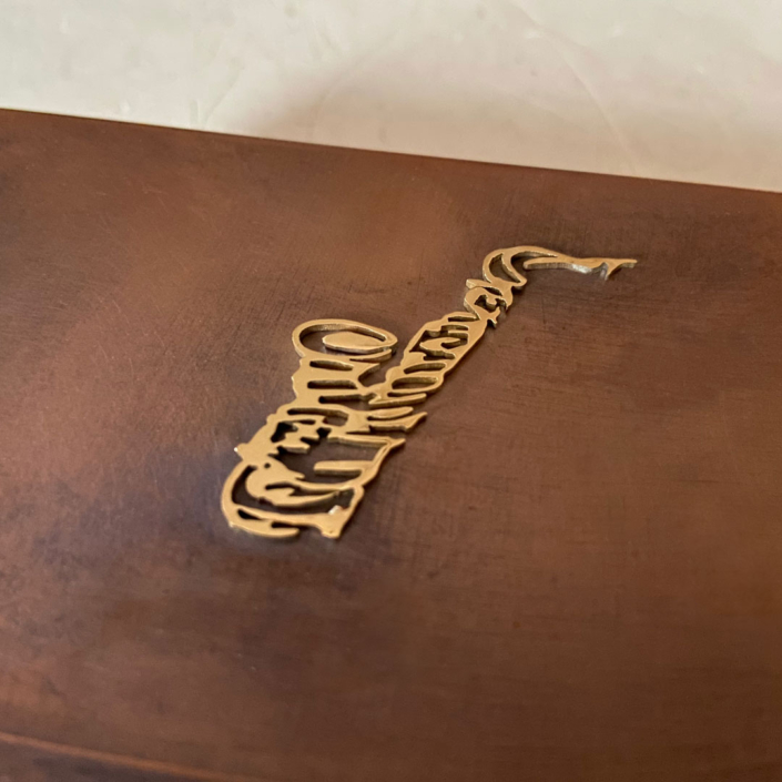 Kaminholzschachtel - Hülle aus Kupfer mit Saxophon-Logo aus poliertem Messing